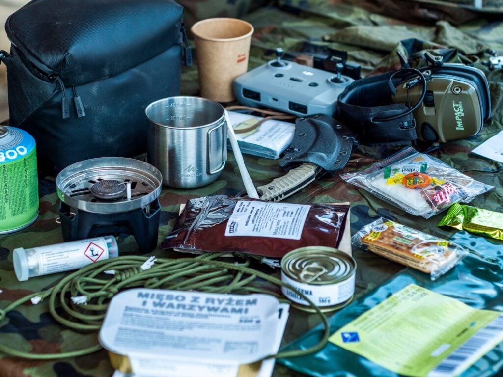 Uitrusting en eten voor een tocht, uitgelegd op een tafel