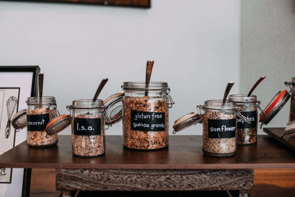 Voorraadpotten met granen en zaden, met glutenvrije granola ertussen