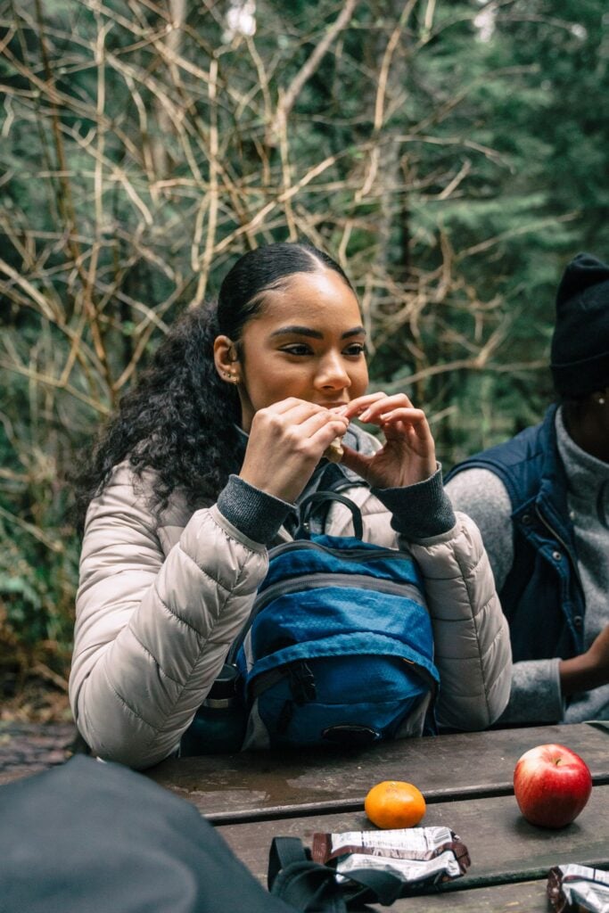 Wandelaar eet een reep tijdens een pauze onderweg