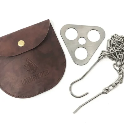 Pathfinder Driepoot Set – plaat, ketting, ophanging en leren hoes