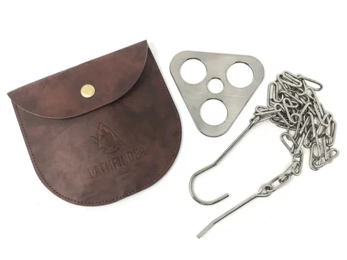 Pathfinder Driepoot Set – plaat, ketting, ophanging en leren hoes