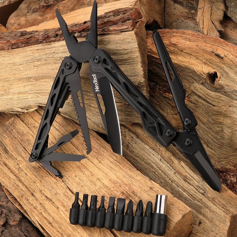 Nextool Black Knight — met bitset op een houten ondergrond