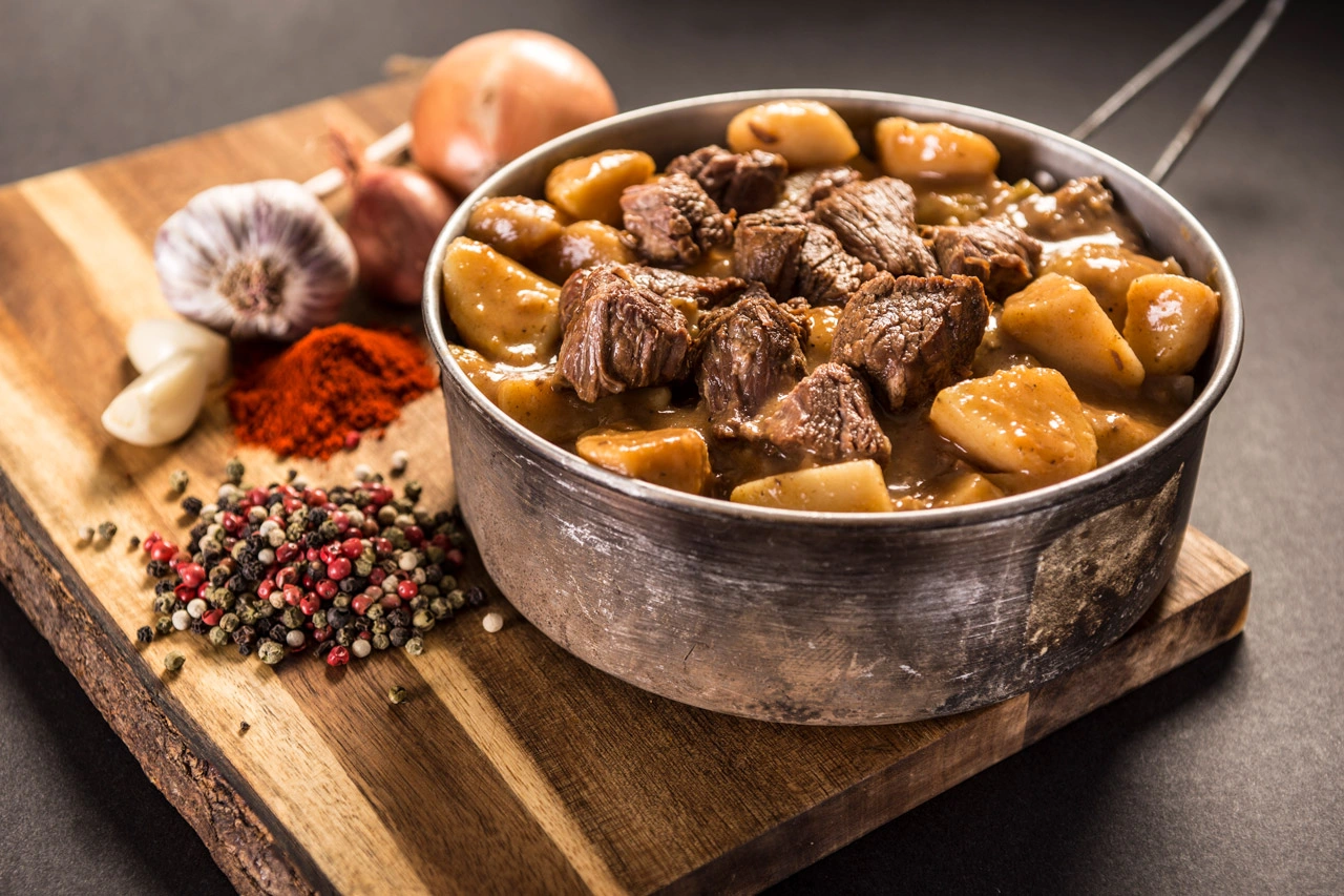 Adventure Menu Beef goulash with boiled potatoes — serveersuggestie
