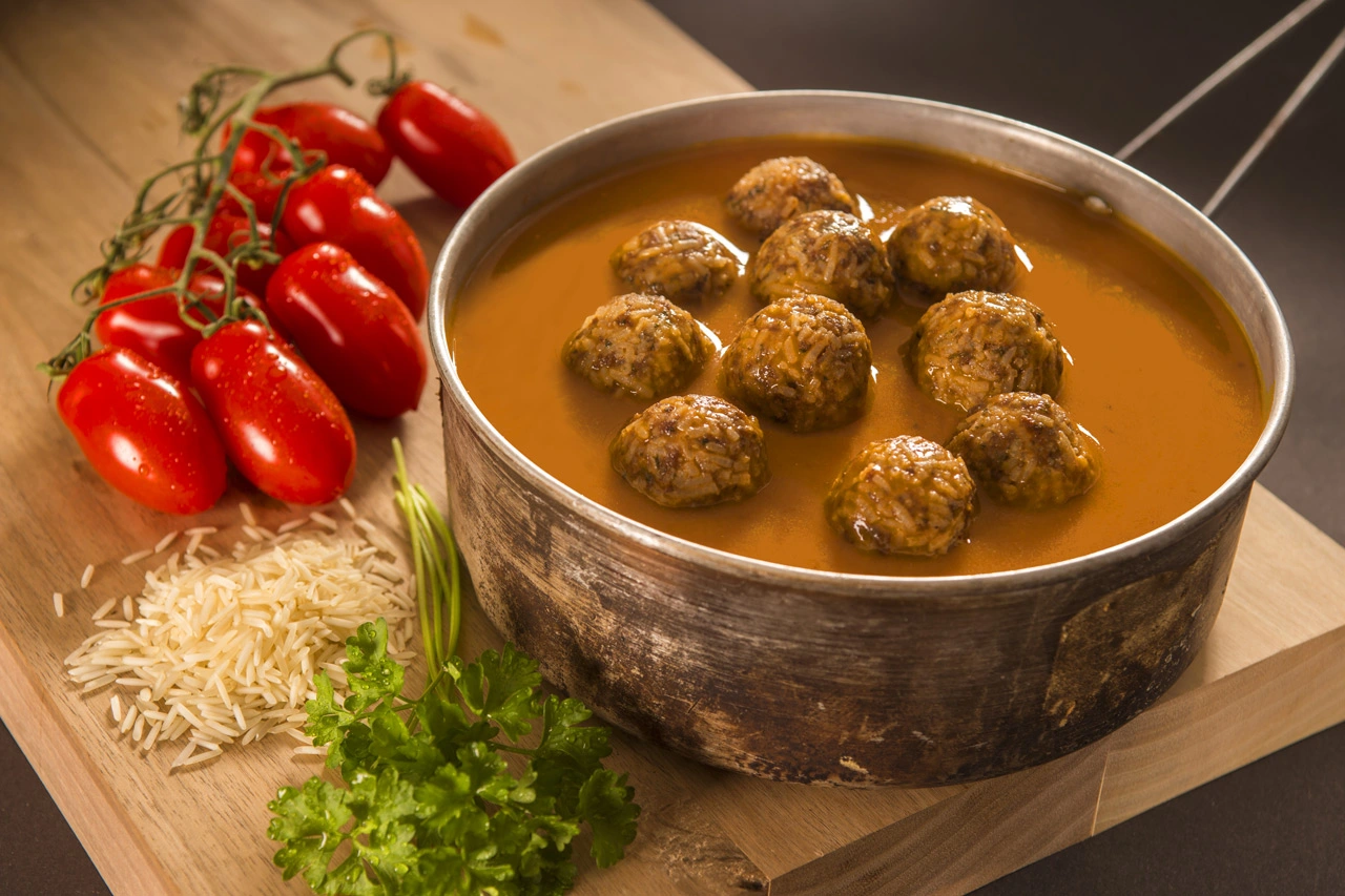 Adventure Menu Meatballs with basmati and tomato sauce — serveersuggestie
