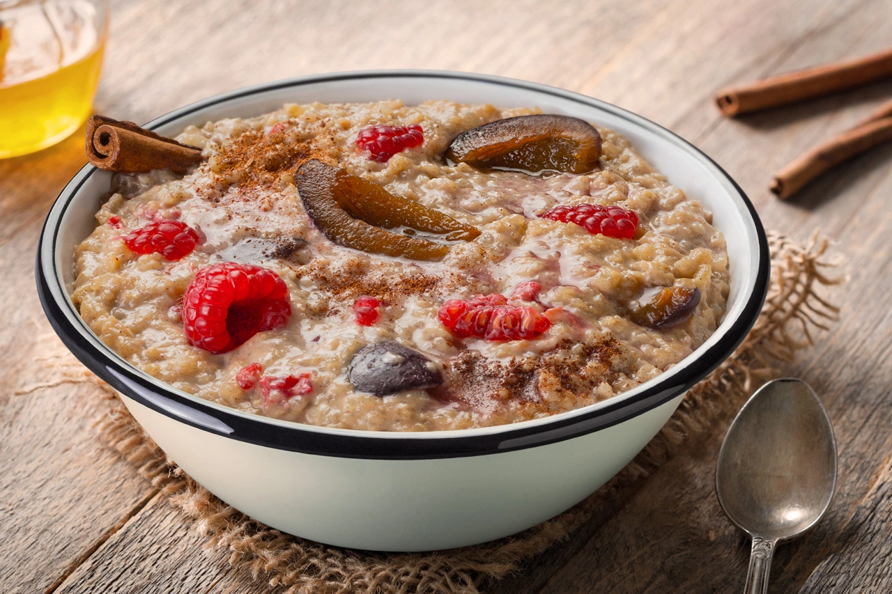 Adventure Menu Rice Porridge with Raspberries, Plums and Cinnamon — serveersuggestie