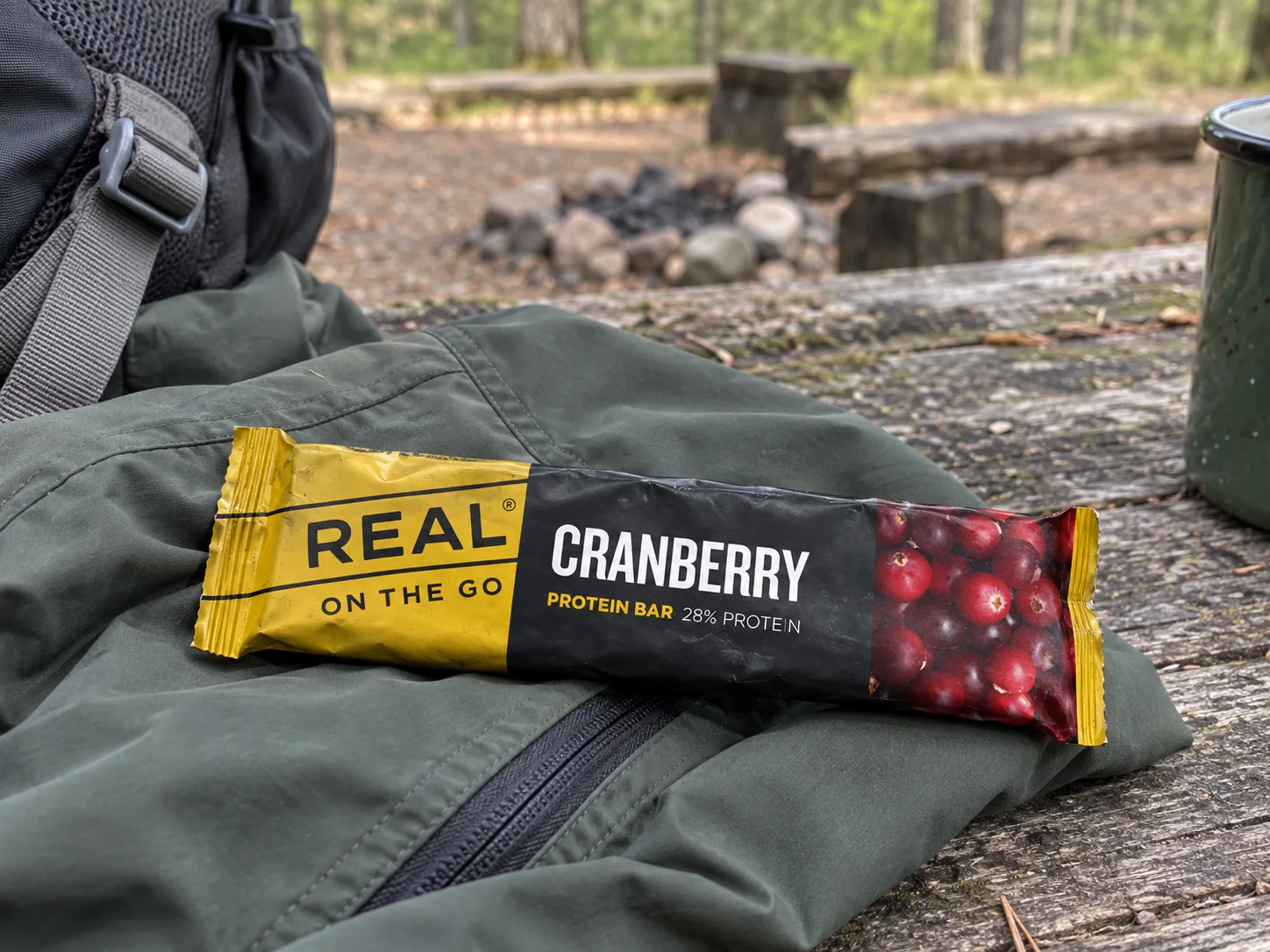 Real Turmat Cranberry Protein Bar tijdens een wandelpauze buiten