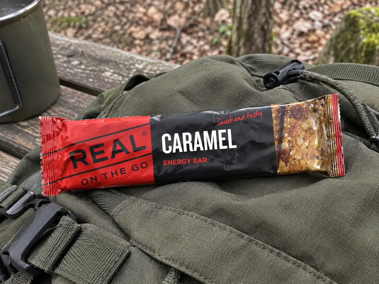 Real Turmat Caramelbar tijdens een wandelpauze buiten