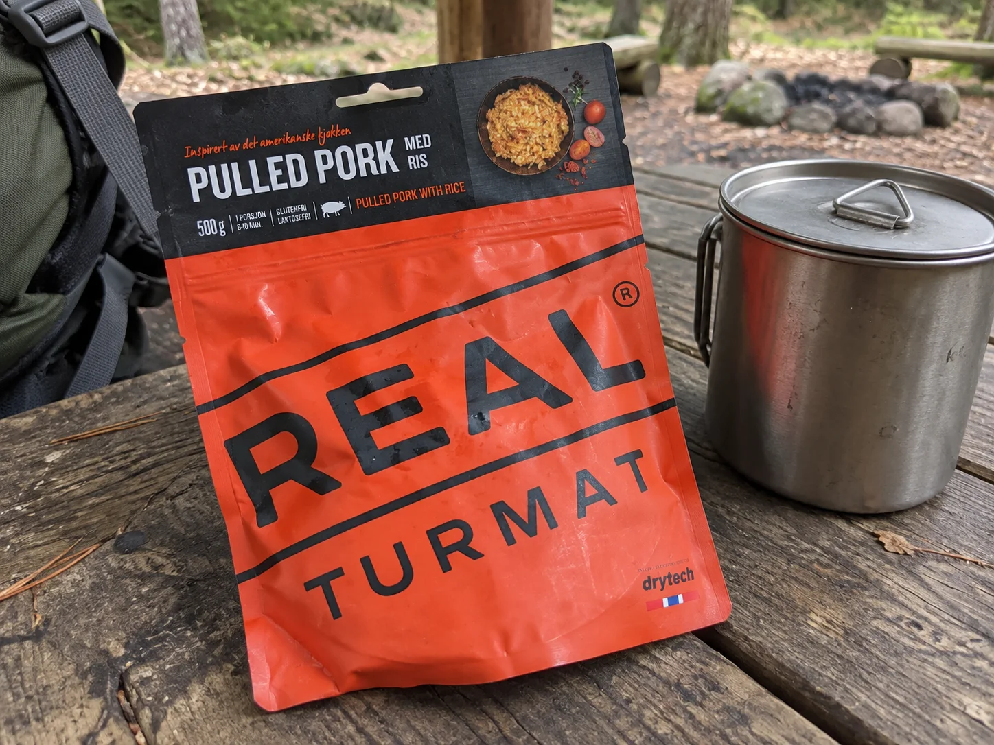 Real Turmat Pulled Pork with Rice tijdens een wandelpauze buiten