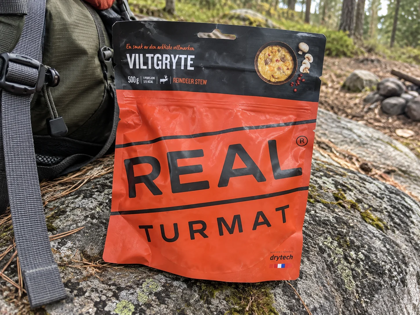 Real Turmat Reindeer Stew tijdens een wandelpauze buiten