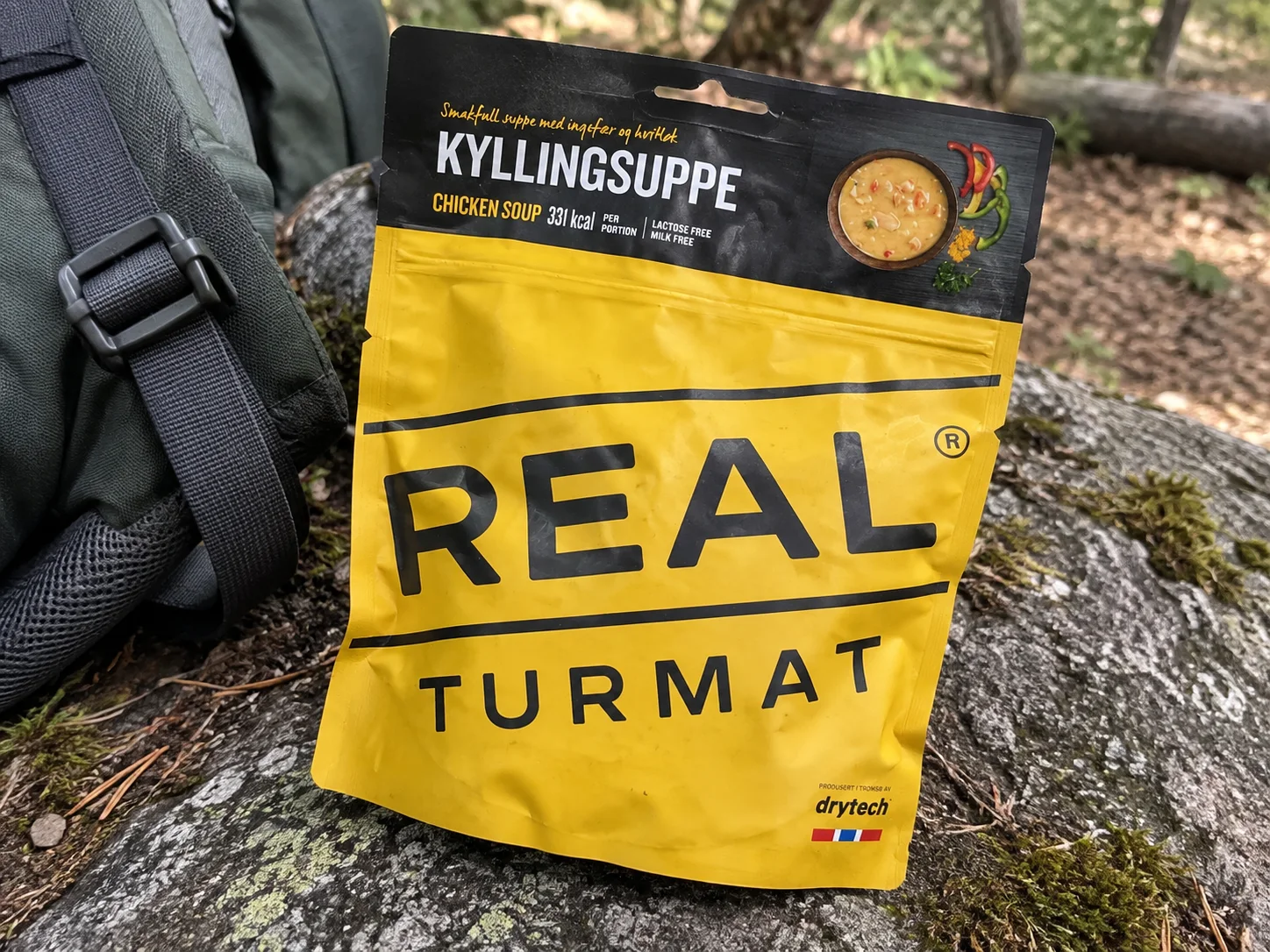 Real Turmat Chicken Soup tijdens een wandelpauze buiten