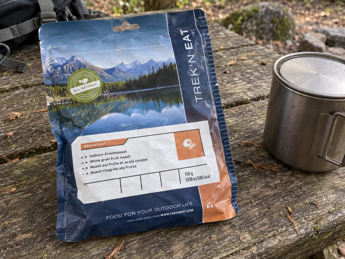 Trek 'n Eat Whole Grain Fruit Muesli tijdens een wandelpauze buiten