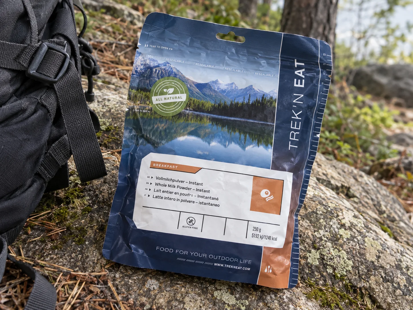 Trek 'n Eat Whole Milk Powder tijdens een wandelpauze buiten