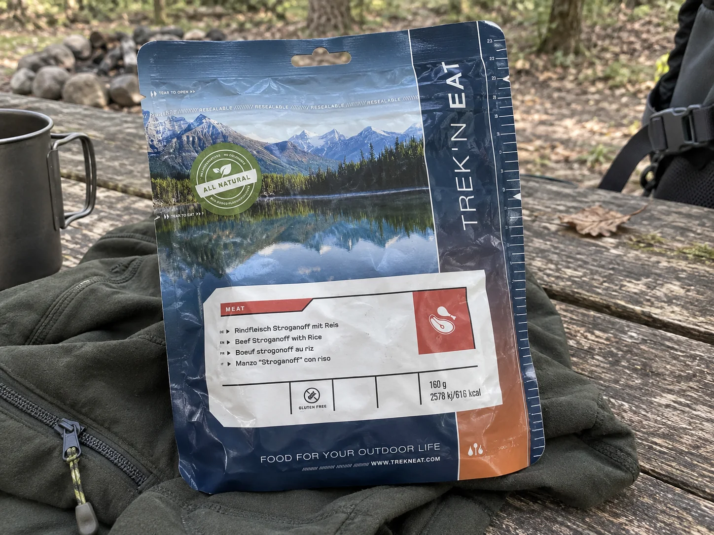Trek 'n Eat Beef Stroganoff With Rice tijdens een wandelpauze buiten