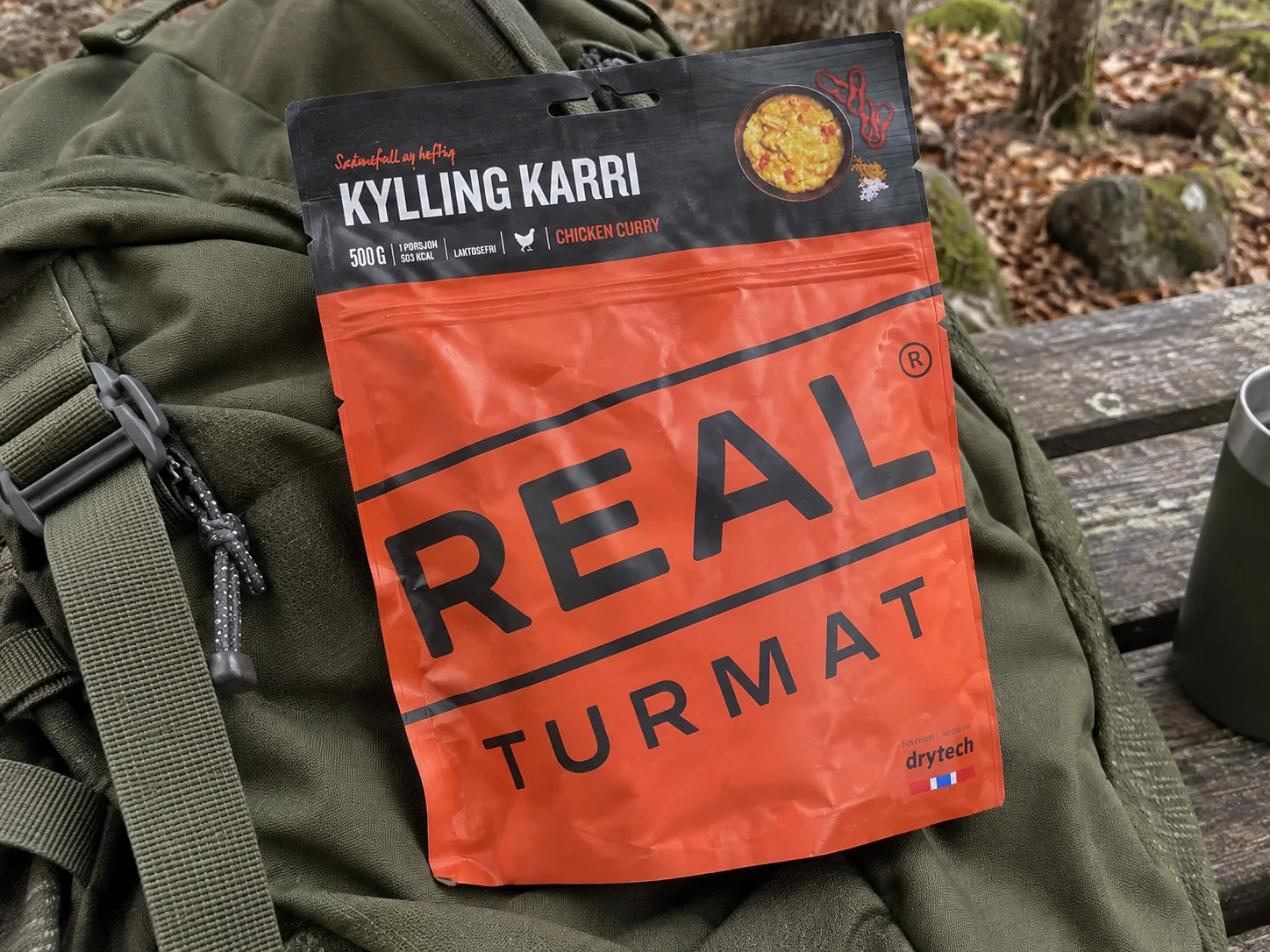 Real Turmat Chicken Curry tijdens een wandelpauze buiten