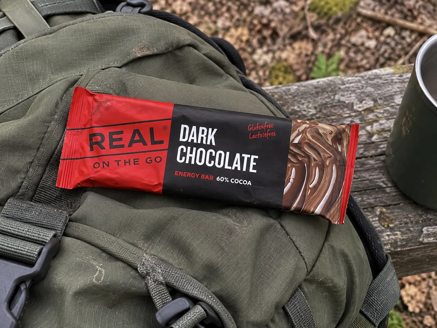 Real Turmat Energy Chocolate tijdens een wandelpauze buiten
