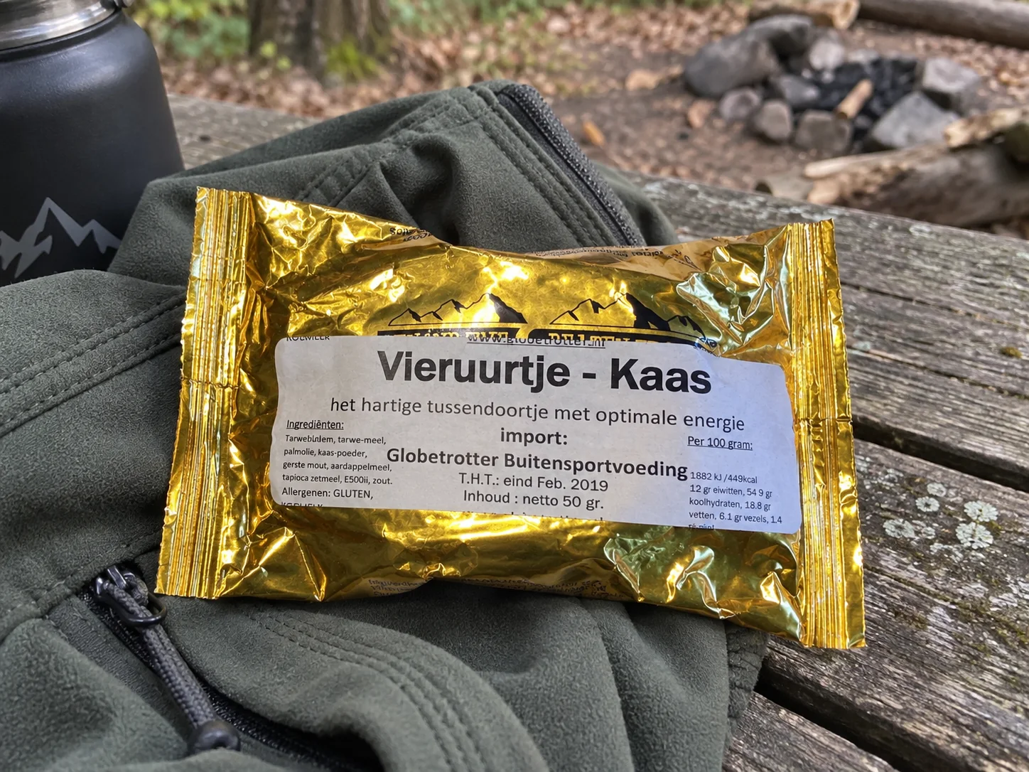 Globetrotter Vieruurtje Kaas tijdens een wandelpauze buiten