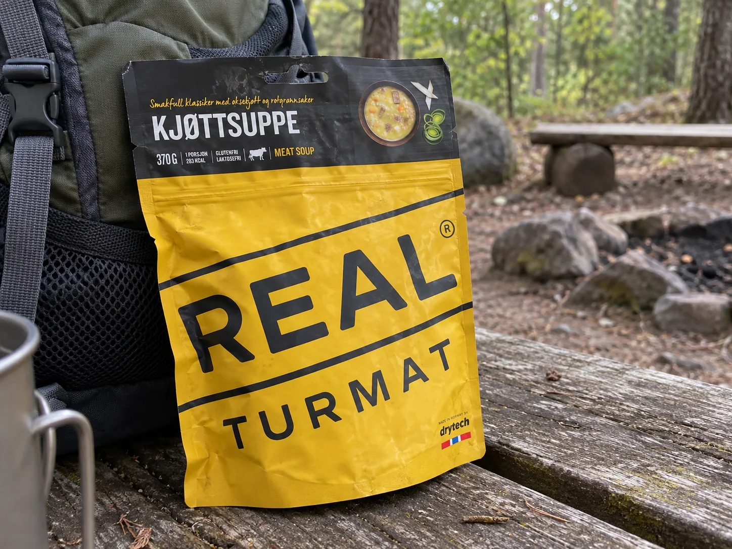 Real Turmat Meat Soup tijdens een wandelpauze buiten