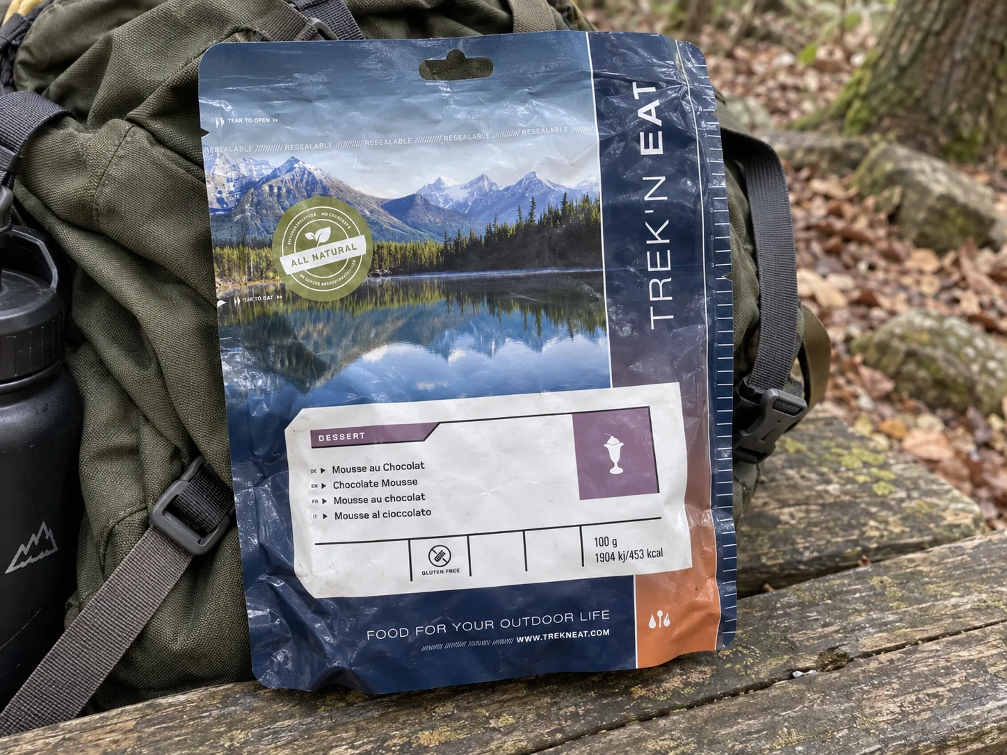 Trek 'n Eat Chocolate Mousse tijdens een wandelpauze buiten