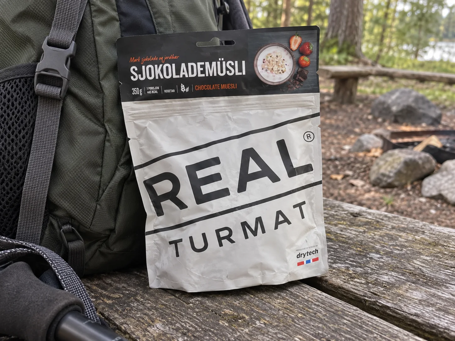Real Turmat Chocolate Muesli tijdens een wandelpauze buiten