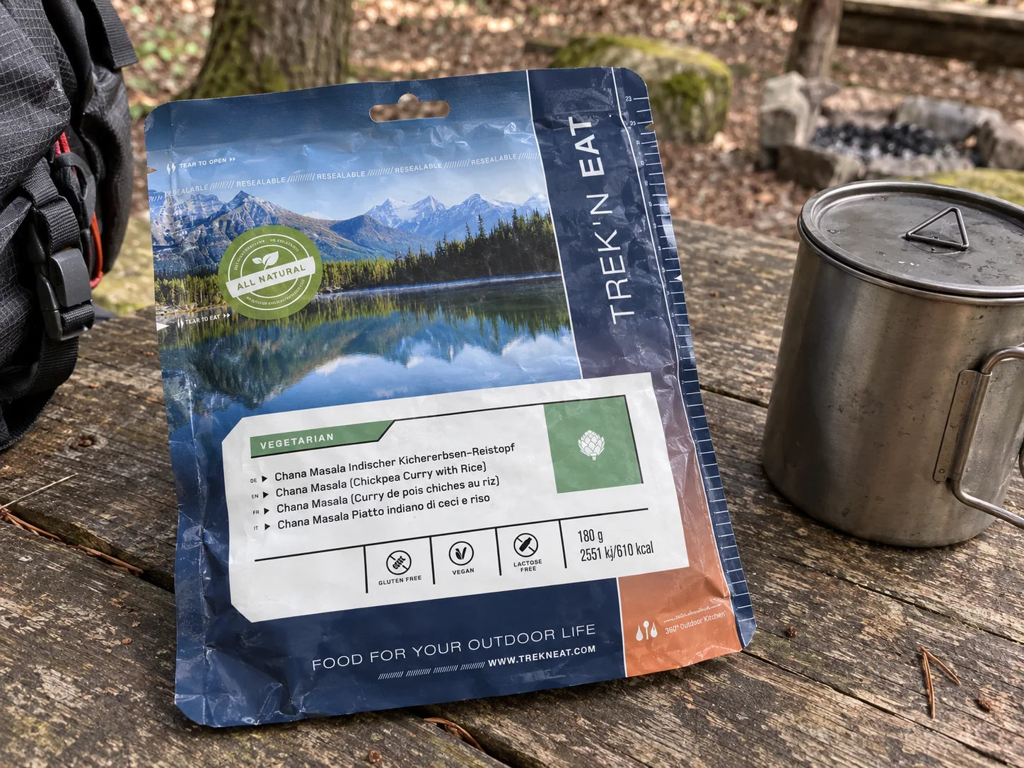 Trek 'n Eat Chana Massala tijdens een wandelpauze buiten