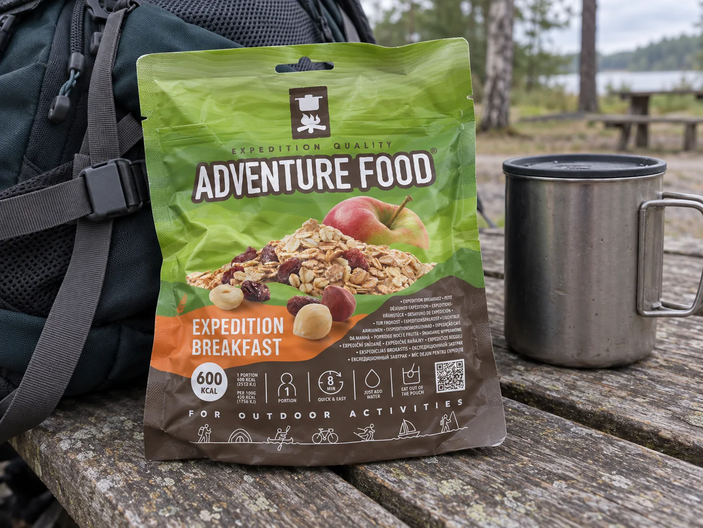 Adventure Food Expedition Breakfast in de verpakking tijdens een pauze onderweg, naast wandeluitrusting.