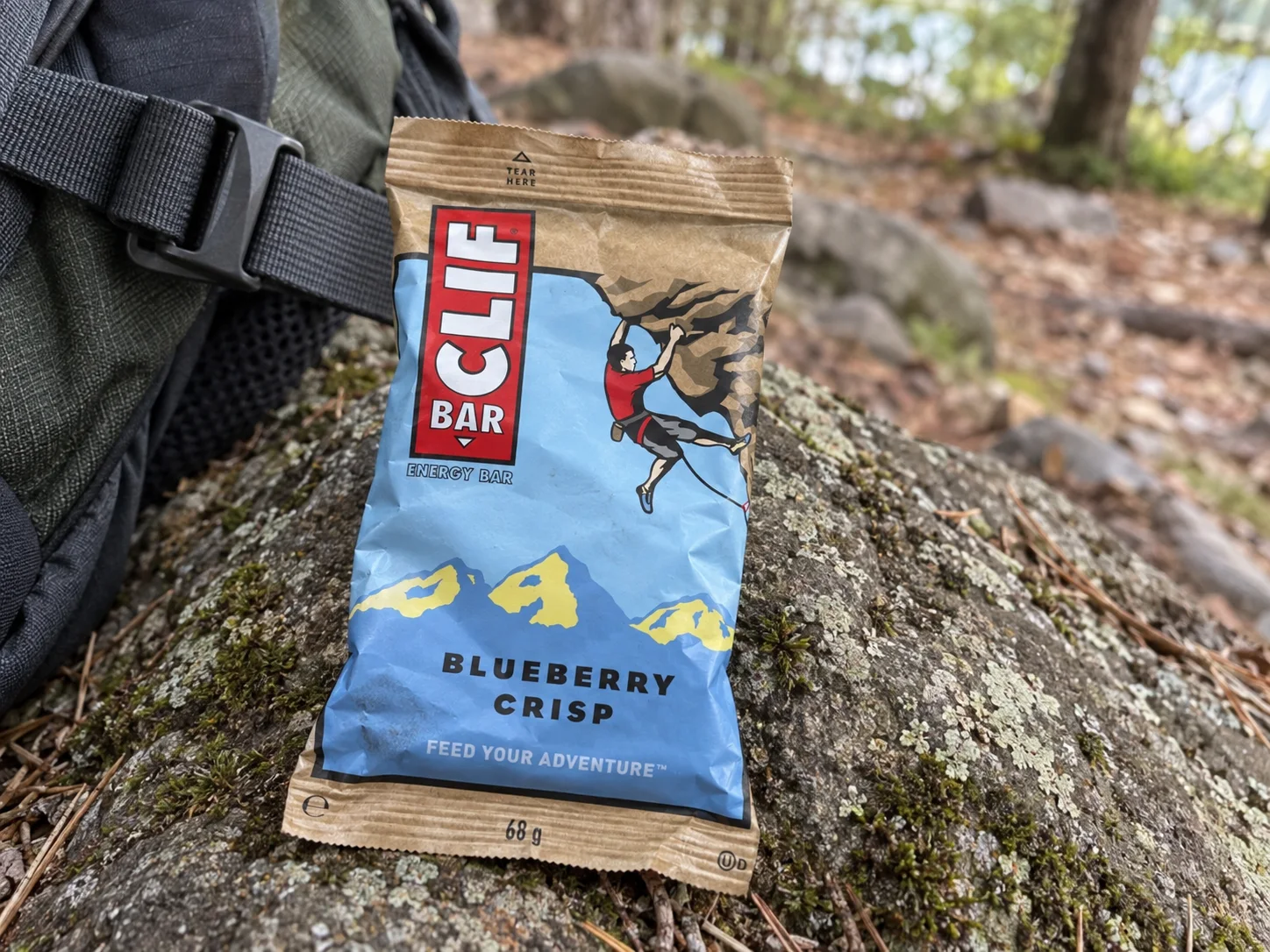 Clif Bar Blueberry Crisp tijdens een wandelpauze buiten