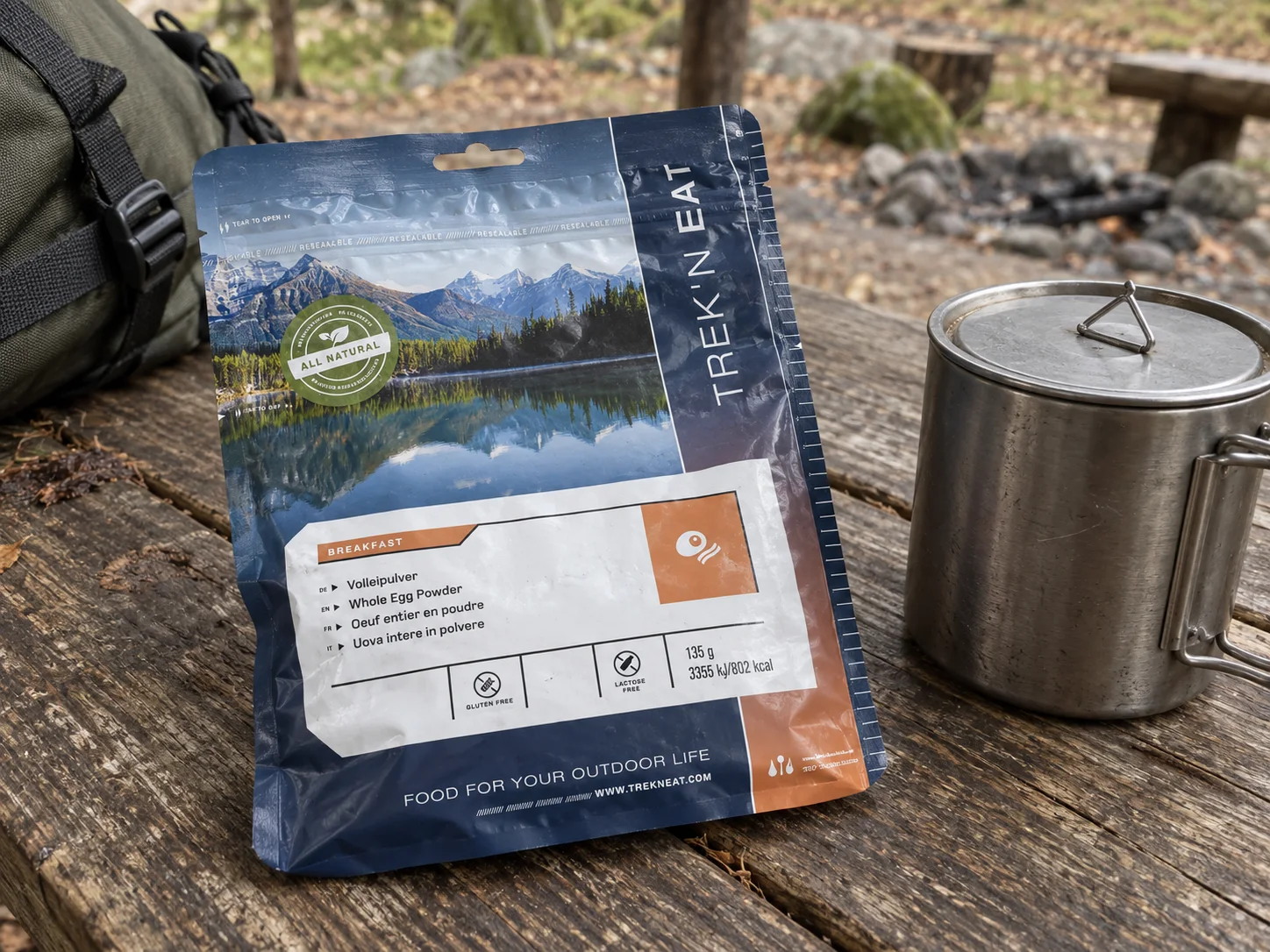 Trek 'n Eat Whole Egg Powder tijdens een wandelpauze buiten
