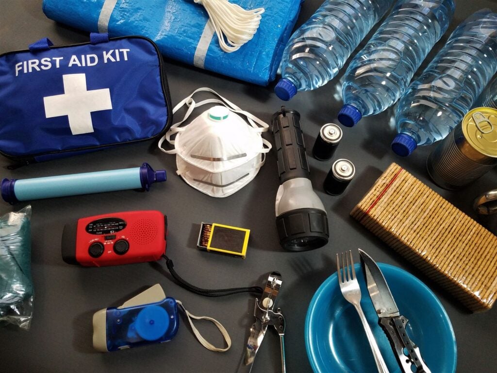 Een noodpakket uitgelegd: verbandtrommel, radio, zaklamp, waterfilter en flessen water